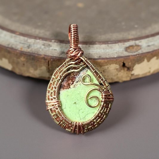 Verdant Horizon – Lemon Chrysoprase Pendant